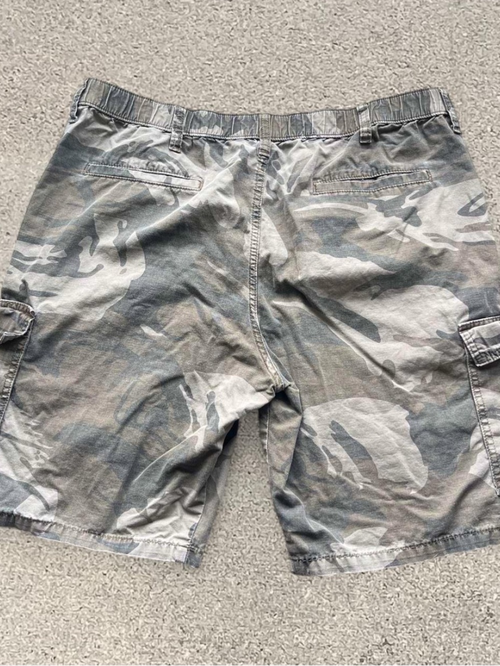 Wrangler Gray Camo Cargo Shorts - Men's - Picture 4 of 4